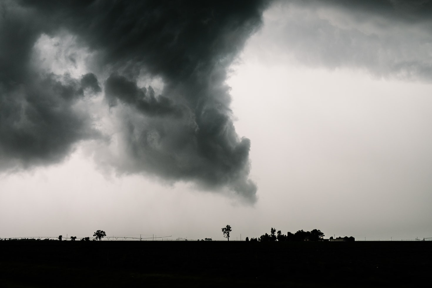 Article – Noodweer in Nederland : storm Polly raast over lage landen